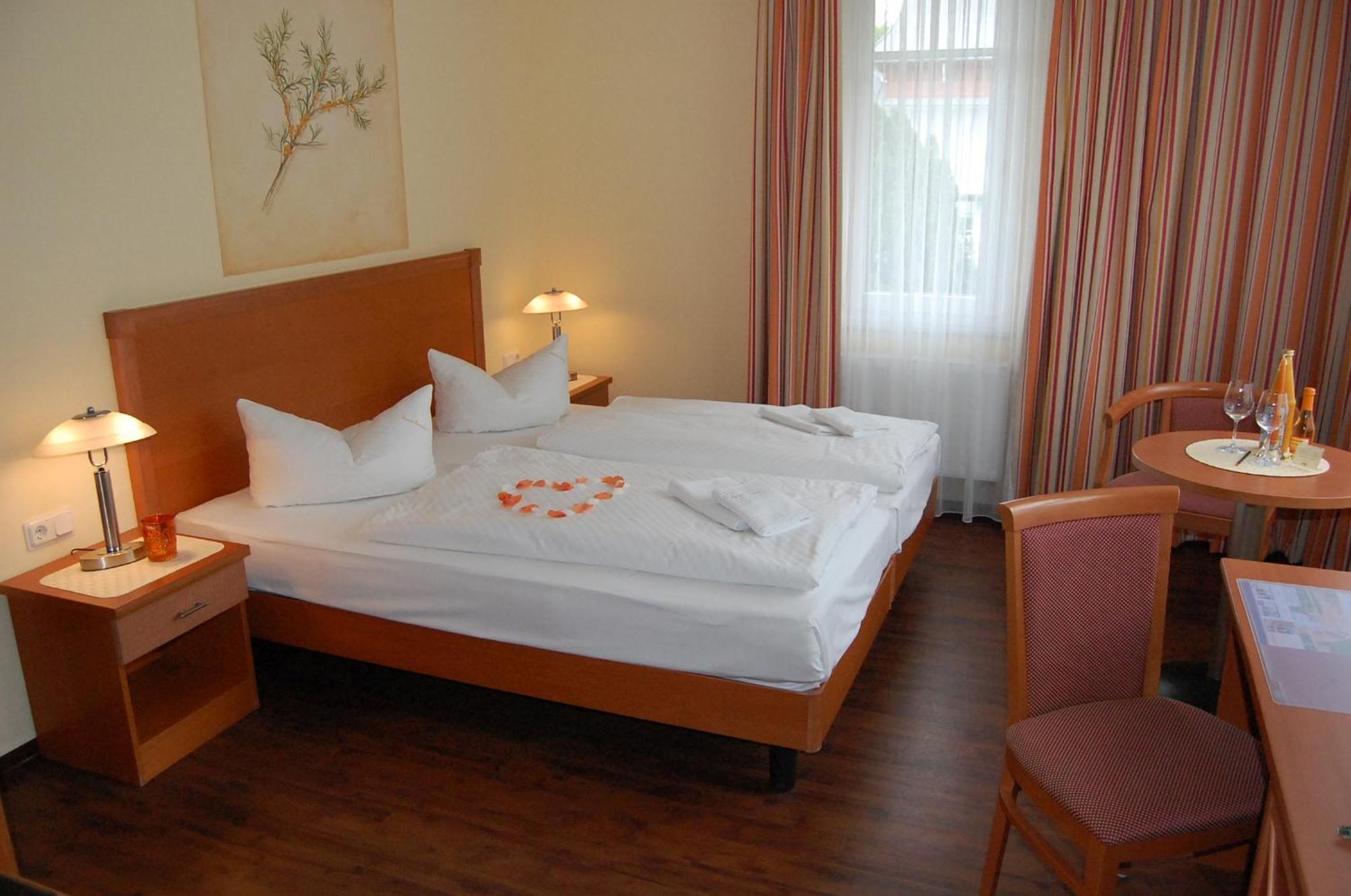 Pension Sanddorn Mit Cafe Carlssons Binz Buitenkant foto